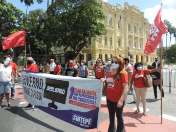 Professores da rede estadual realizam protesto no Recife 