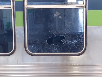 Metrô é apedrejado, tem janela quebrada e estilhaços ferem o rosto de uma criança