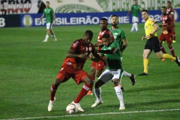 Com gol no final, Náutico vira e conquista primeira vitória na série B do Brasileiro