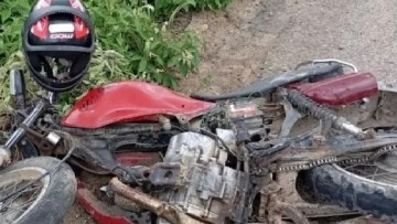 Sinistro de trânsito entre moto e caminhão deixa mãe e filho mortos em Capoeiras; adolescente pilotava motocicleta