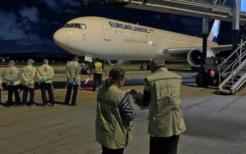 Passageiros que estavam em Angola desembarcam no Recife 