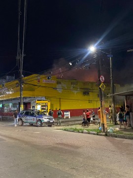 Homens trabalham em supermercado condenado após incêndio em Jaboatão sem liberação da Defesa Civil