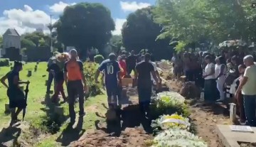 Crianças e cuidadora que morreram após incêndio no Lar Paulo de Tarso são enterradas neste sábado