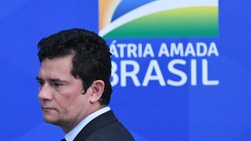 Bolsonaro contraria Sergio Moro e demite diretor-geral da PF