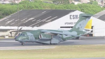 7º avião com brasileiros resgatados de Israel pousa no Recife; aeronave segue para o Rio