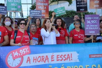 Em campanha salarial, Sintepe paralisa aulas e realiza ato político no Pina