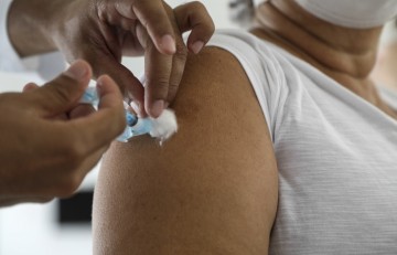 Recife abre agendamento para vacinação de trabalhadores da Saúde entre 55 e 59 anos