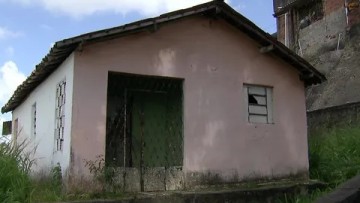 Corpo de idosa é achado amarrado e queimado em casa abandonada no Recife