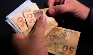 Salário mínimo passa a ser de R$ 1.212 a partir de amanhã