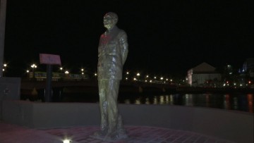 Estátua de Ariano Suassuna é restaurada após vandalismo