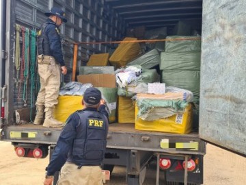 PRF apreende dois caminhões carregados com contrabando em Trindade e em Petrolina