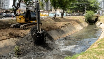 Recife inicia limpeza dos canais que cortam a cidade