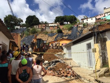 Deslizamento de barreira no Recife deixa sete mortos e três feridos