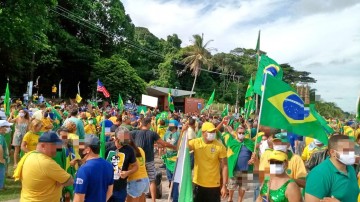 Centenas de maninestantes protestam no Recife 