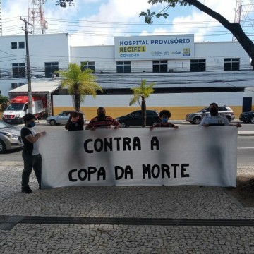 Manifestantes se posicionam no Recife contrários à Copa América diante do cenário da covid-19