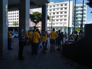 Trabalhadores dos Correios realizam caminhada no Recife