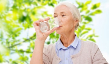 Água é vital para manter os processos metabólicos e nutricionais do corpo 