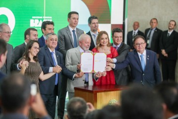 Felipe Carreras celebra a sanção presidencial da lei que mantém incentivos do PERSE
