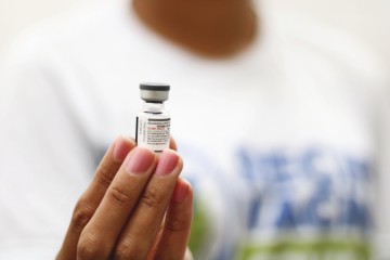 Recife inicia vacinação de grupos prioritários com dose de reforço bivalente