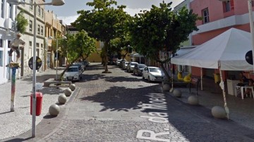 Ruas do bairro do Recife são bloqueadas para circulação de pedestres 