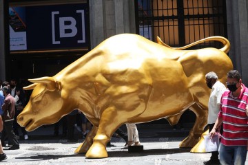 Balanço econômico: touro de ouro em frente à Bolsa de Valores 
