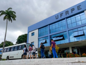 Estudante da UFRPE é constrangida por dividir jantar com filha de 11 anos; universidade se pronuncia sobre caso