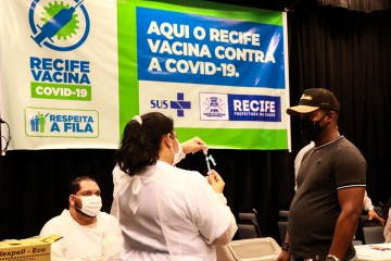 Novo grupo começa a receber terceira dose contra Covid-19 no Recife