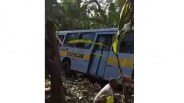 Ônibus escolar capota e deixa feridos em Macaparana, na Zona da Mata Norte