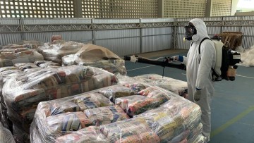 Pontos de entrega de cestas básicas passam por sanitização no Recife    