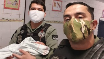 No Recife, policiais militares salvam bebê engasgado com leite materno