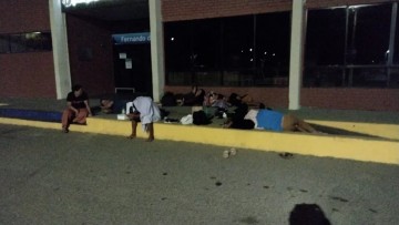 Moradores dormem no Aeroporto de Noronha para conseguir comprar passagens aéreas de ida e volta à ilha