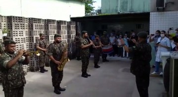 Militares realizam apresentação musical para pacientes e profissionais de hospital no Grande Recife 