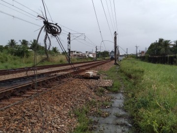Rompimento de cabo deixa Metrô do Recife sem funcionar 