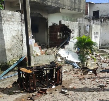 Explosão por vazamento de gás deixa três mulheres feridas no bairro dos Torrões; uma das vítimas teve 98% do corpo queimado