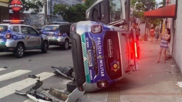 Viatura da PM e carro de passeio se envolvem em sinistro na Zona Norte do Recife