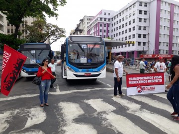 Protesto de motoristas e cobradores param ônibus no Centro do Recife 