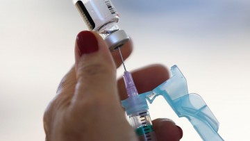 Vacinas pediátricas contra Covid-19 estão esgotadas, diz ministério 