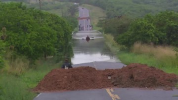 Barragem transborda por causa das chuvas e causa transtornos em Limoeiro