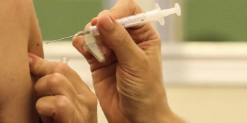 Brasil recebe 1,4 milhão de doses da vacina da covid-19 contra variante XBB