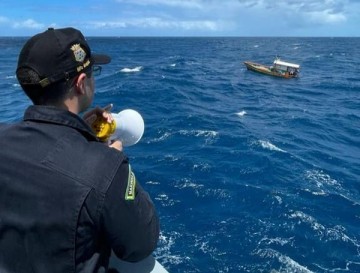 Após pane elétrica em barco de pesca, três tripulantes são resgatados a 24 km da costa do Recife