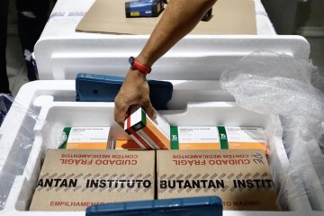 Pernambuco recebe novos lotes de vacinas da Pfizer e Coronavac para avançar na campanha de imunização contra a covid-19