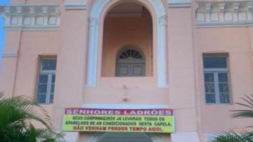 Após prejuízo de mais de R$ 100 mil em furtos, padre manda recado para ladrões por meio de faixas em Igreja de Santo Amaro