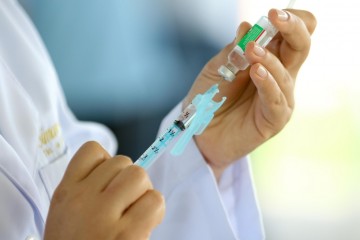 Profissionais de saúde são vacinados contra a gripe no Recife