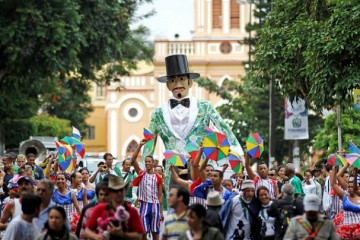 Turistas que chegam para curtir o carnaval de PE são recebidos com frevo e informação