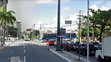 Mulher é atingida por BRT no Bairro do Recife