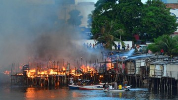 Dois dias após tragédia, SDS ainda não esclareceu a causa do incêndio que atingiu as palafitas do Pina