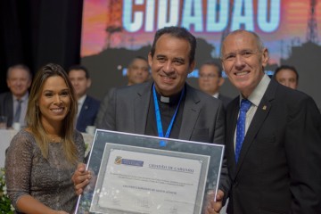 Padre Arlindo recebe Título de Cidadão Caruaruense e medalha de Honra ao Mérito
