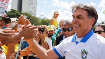 Em meio à crise Bolsonaro participa de ato anti-democrático