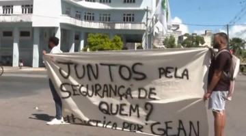 Protesto por segurança pública bloqueia o trânsito no Centro do Recife