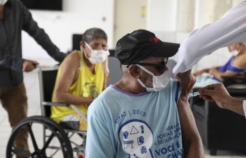  Recife inicia segundo módulo de vacinação contra covid-19 e imuniza idosos acima de 85 anos